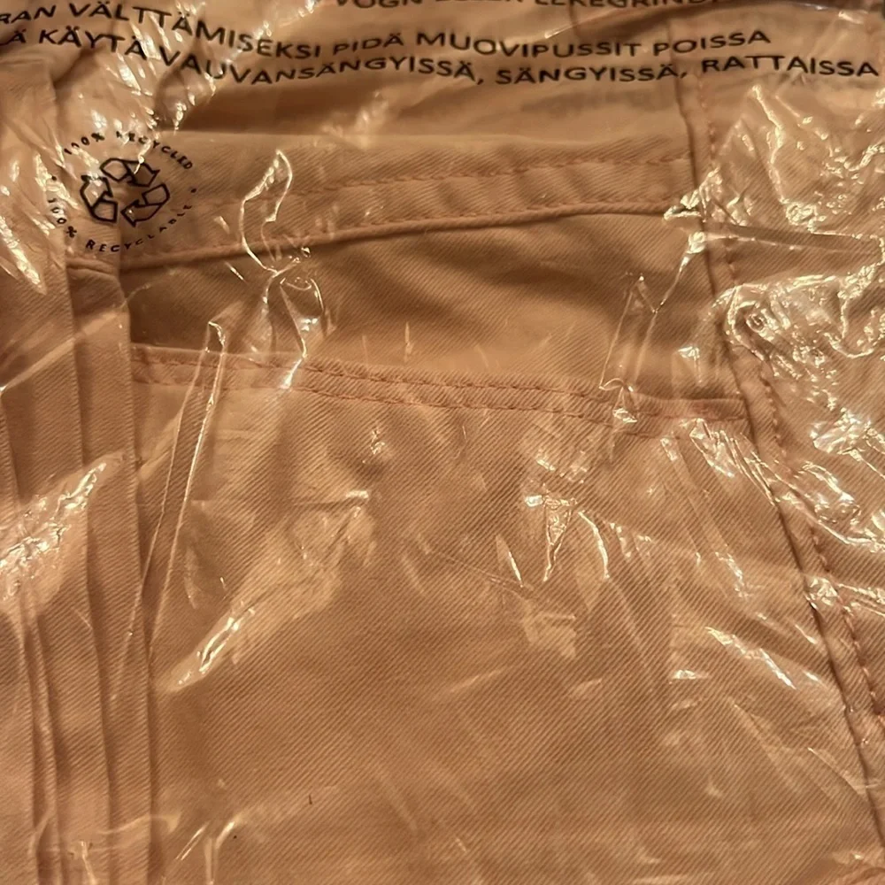 Women’s mid rise slim fit 3.5 inch inseam kahki shorts